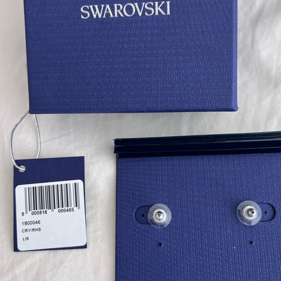 BWNT Swarovski Stud Earrings - Picture 3 of 4